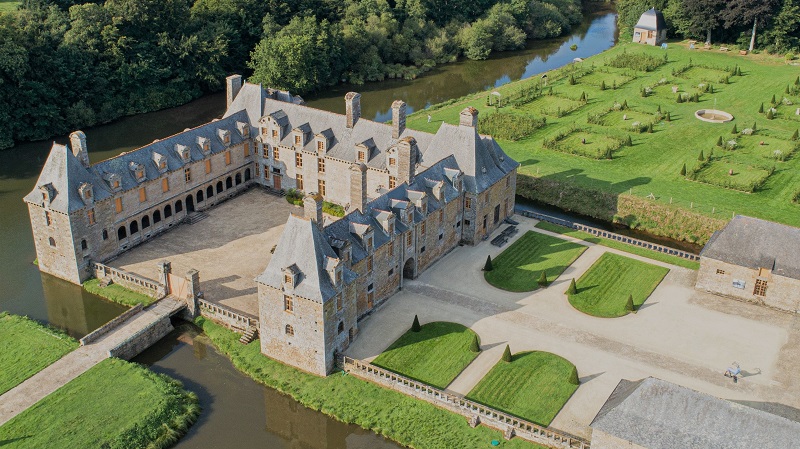 Chateau et jardins Le Rocher Portail w.jpg
